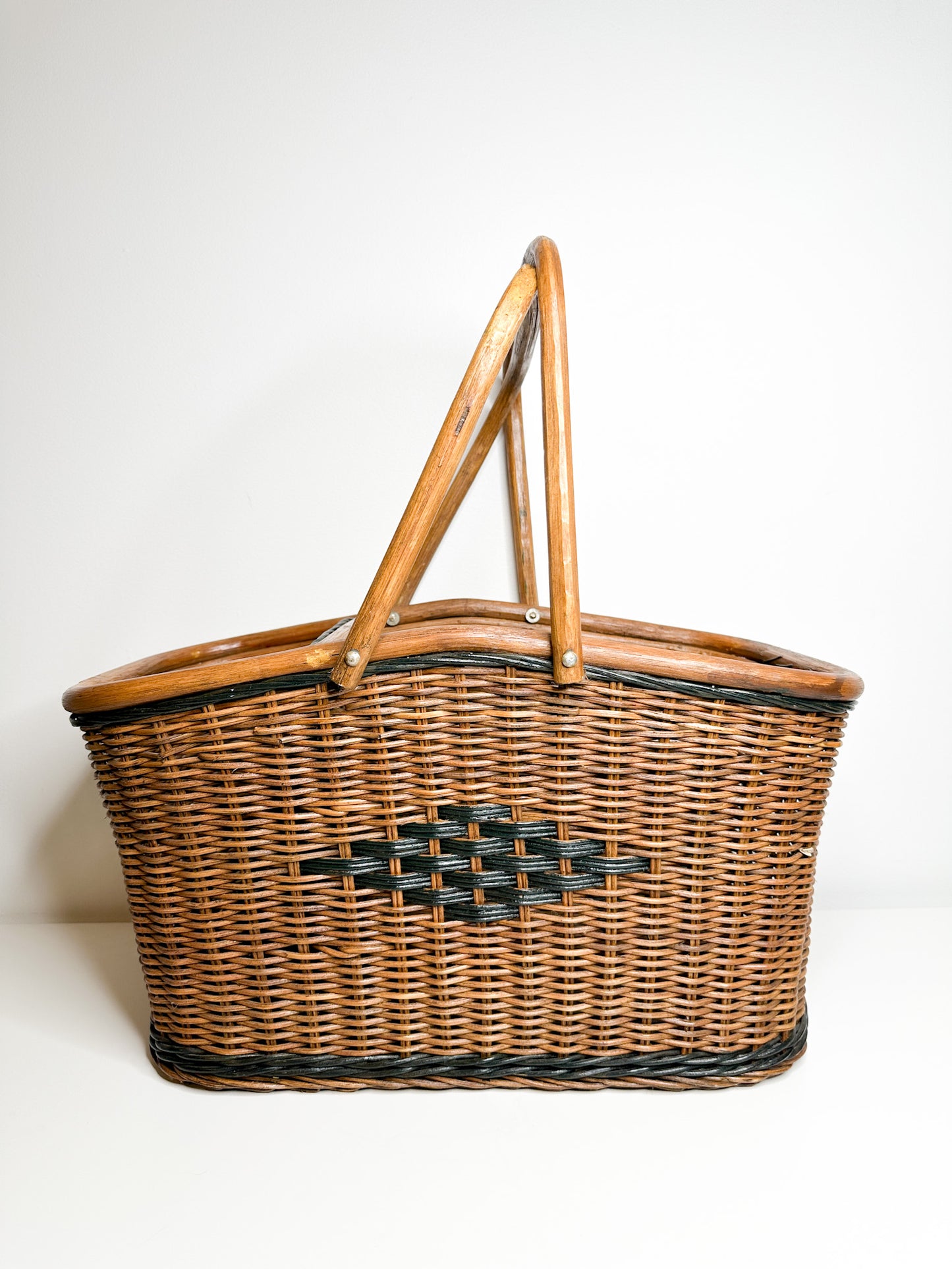 Vintage Picnic Basket | Vintage Wooden Handle Picnic Basket |