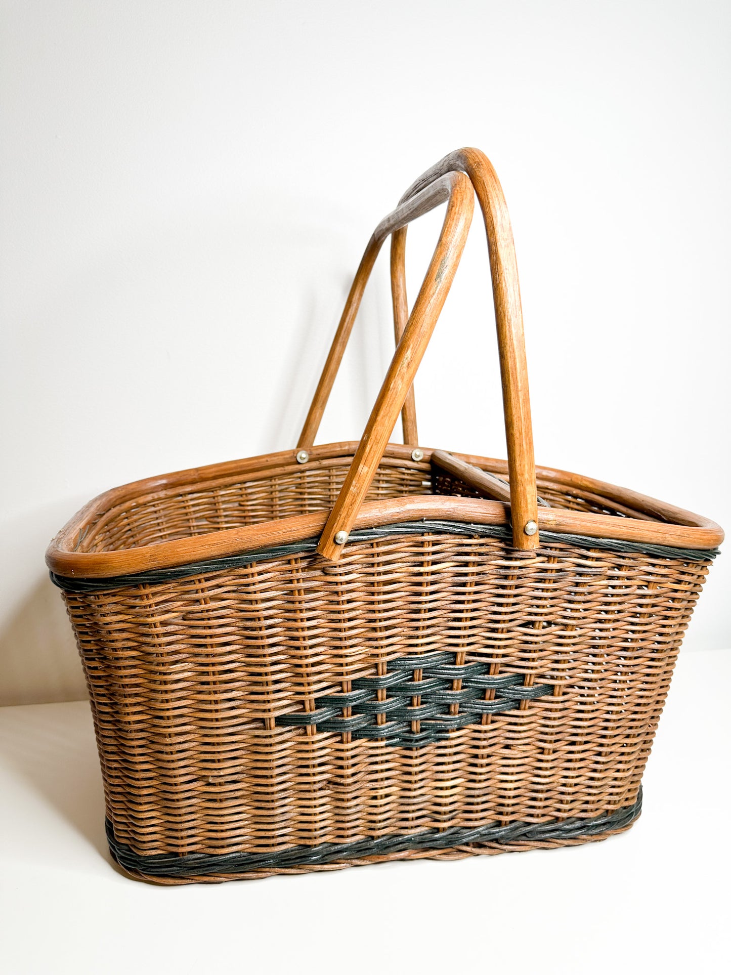 Vintage Picnic Basket | Vintage Wooden Handle Picnic Basket |