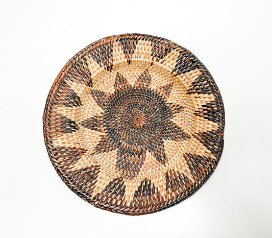 Wicker plate| Vintage Wicker Plate with a swirl flower pattern.