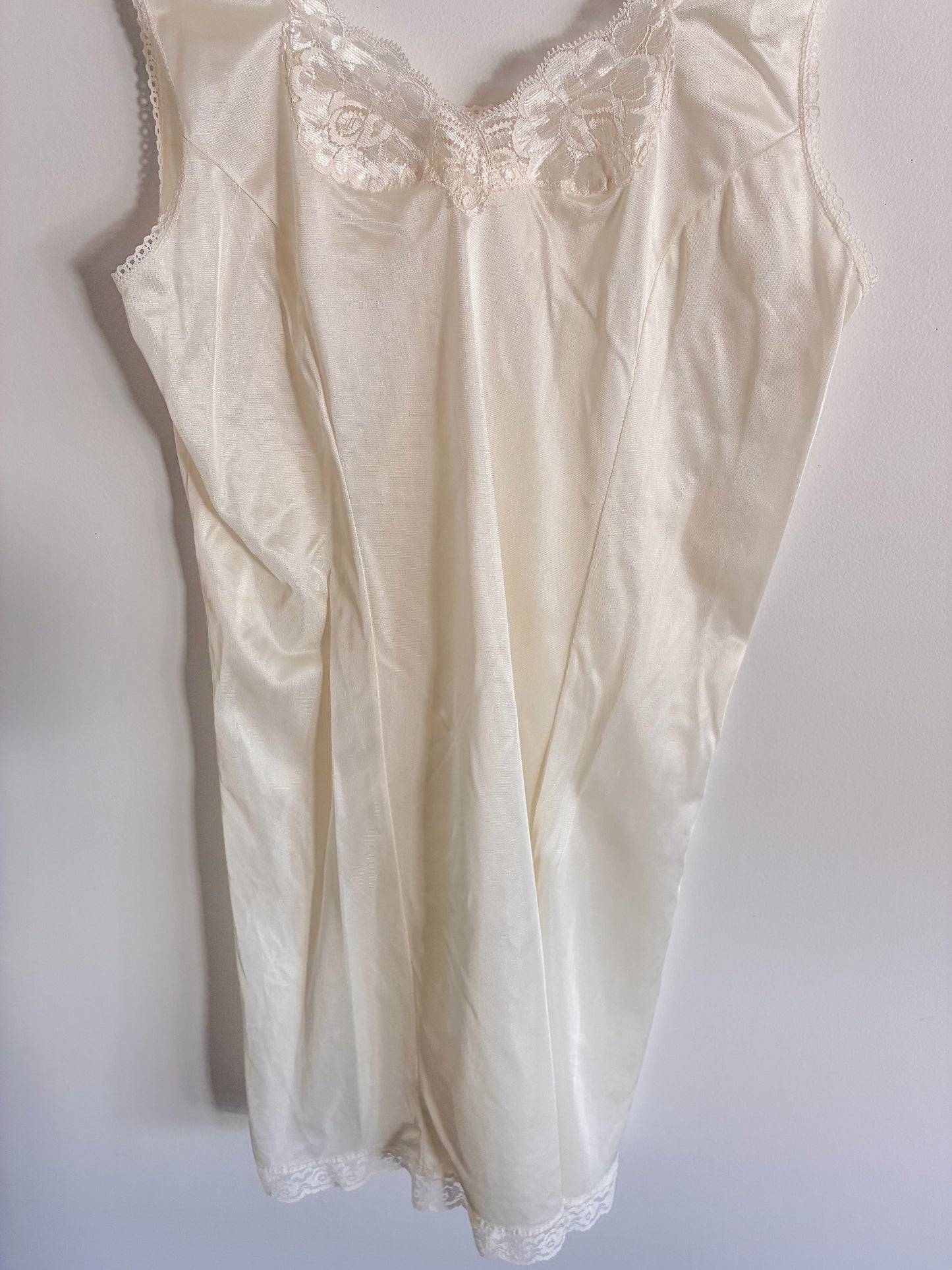 Vintage Truly Intimate Lingerie White Lace Detailing Negligee Nightgown Size 38 Nylon