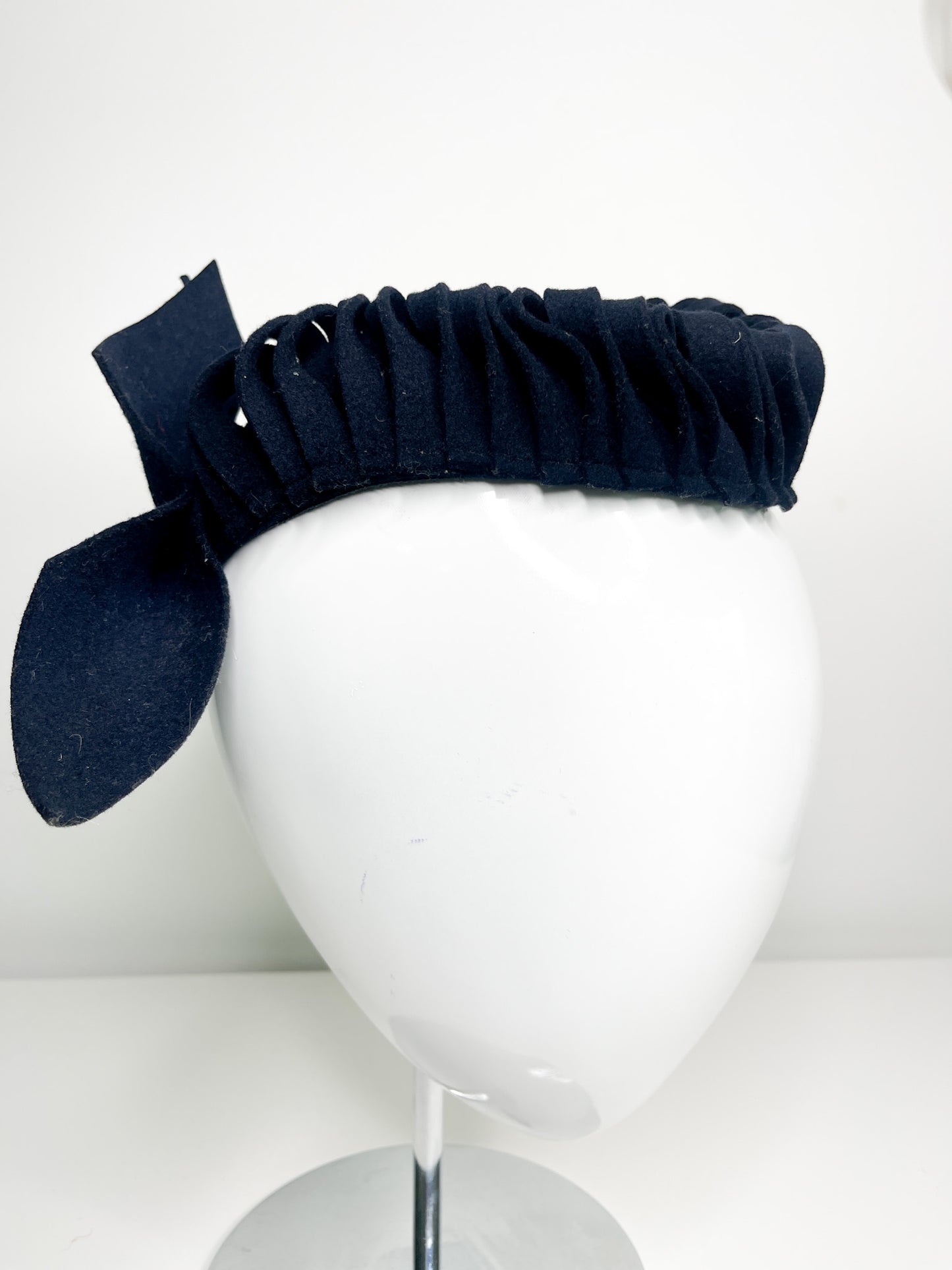 Fascinator Hat |1940s Navy Blue Fascinator with Ruffled Detailing | Navy Blue Wool Hat| Racetrack Hat| Wedding Fascinator| Church Hat|Vintage